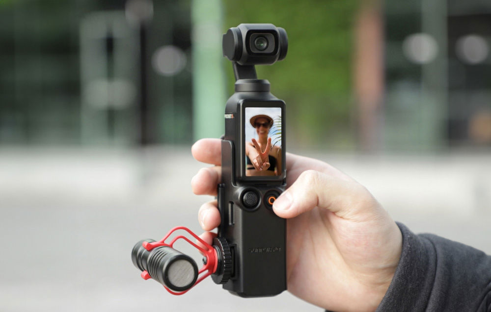 Nagrywanie za pomocą kamery DJI OSMO Pocket 3, która zamontowana jest na uchwycie Sunnylife wraz z dodatkowym oświetleniem.